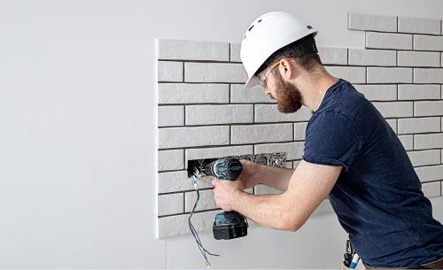 electrician-in-saint augustine-installing-electrical-outlets